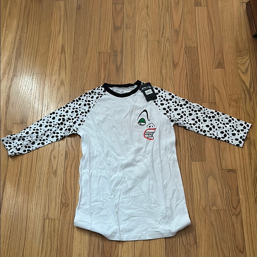 Cakeworthy Women’s Medium Cruella Devil Disney White & Black Raglan Shirt